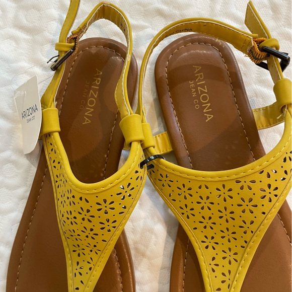 NWT Arizona Jean Co. Yellow Sandals Size 9.5 - Picture 3 of 5